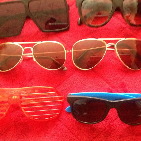 Lot of 21 Pairs of Sun Shades/ Sunglasses - Picture 5 of 12
